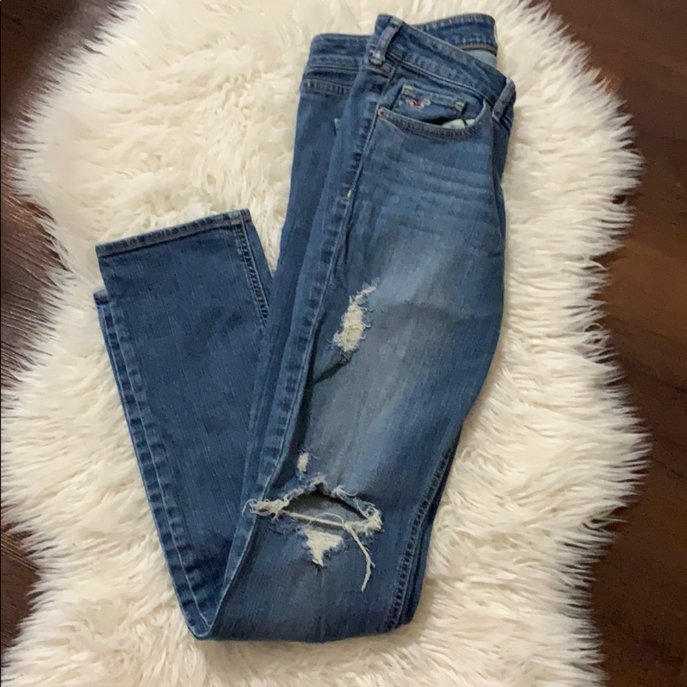 5 for $25🎈 Distressed Hollister jeans